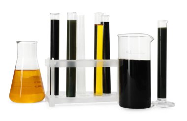 Test tüpleri, deney tüpleri ve beyaz üzerine izole edilmiş farklı türde yağ içeren mataralar.