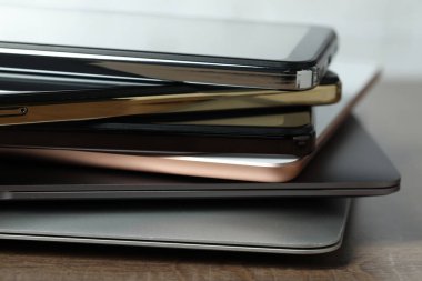 Tahta masaya elektronik cihazlar yığını, yakın plan