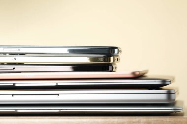 Tahta masaya elektronik cihazlar yığını, yakın plan