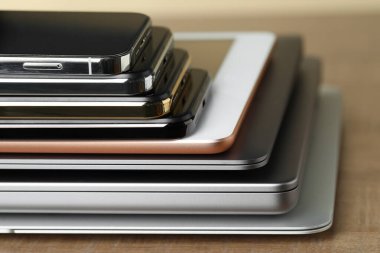 Tahta masaya elektronik cihazlar yığını, yakın plan
