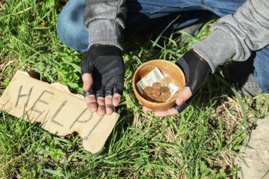 Zavallı evsiz adam elinde bağış kasesiyle dışarıda imza atıyor, kapatıyorlar.