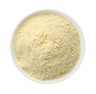 Beyaz arka planda taze badem unu, üst manzara.