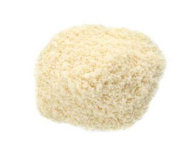 Beyaz üzerine izole edilmiş taze badem unu yığını.