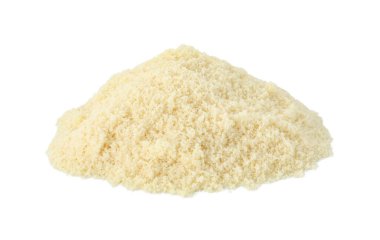 Beyaz üzerine izole edilmiş taze badem unu yığını.