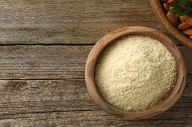 Taze badem unu, dal ve fındıklar ahşap masada, düz. Metin için boşluk