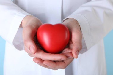 Kırmızı dekoratif kalbi olan doktor, yakın plan görüş.