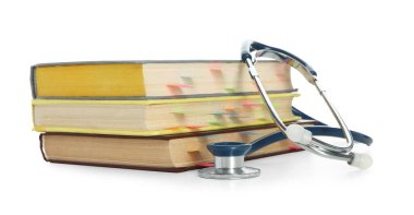 Stetoskop ve beyaza izole edilmiş kitap yığını