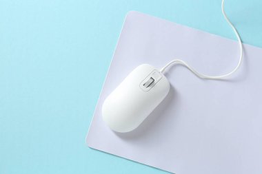 Açık mavi arka planda kablolu fare ve fare, üst manzara. Metin için boşluk