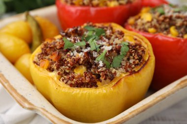 Lezzetli kinoa dolgulu dolma dolma biber ve mısır. Yemek masasında, yakın plan.
