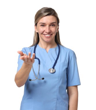 Beyaz arka planda steteskoplu mutlu doktor portresi