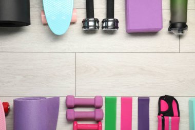 Beyaz ahşap masadaki farklı spor malzemelerinin çerçevesi düz yatıyordu. Metin için boşluk