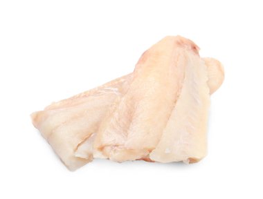 Çiğ balık parçaları beyaza izole edilmiş.