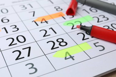 Zaman çizelgesi. İşaretli tarihler ve keçeli kalemlerle takvim sayfası, kapat