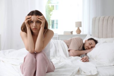 Yatak odasındaki kavga üstüne kavga. İlişki sorunu