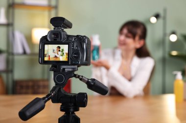 Güzellik blogcusu evde kozmetik ürünler hakkında konuşurken video kaydediyor, kameraya odaklan