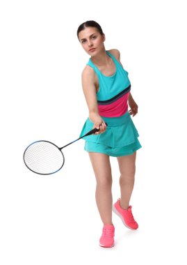 Beyaz arka planda raketle badminton oynayan genç bir kadın.
