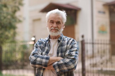 Dışarıda gri saçlı mutlu büyükbabanın portresi.