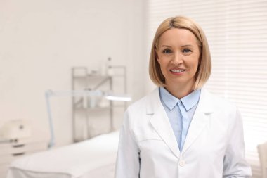 Modern klinikte mutlu dermatologların portresi, metin için yer
