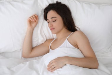 Yatma vakti. Sabahları yatakta uyuyan güzel bir kadın.