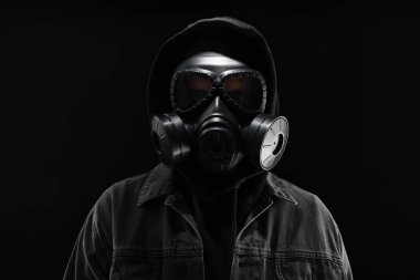 Siyah arka planda gaz maskeli adam.