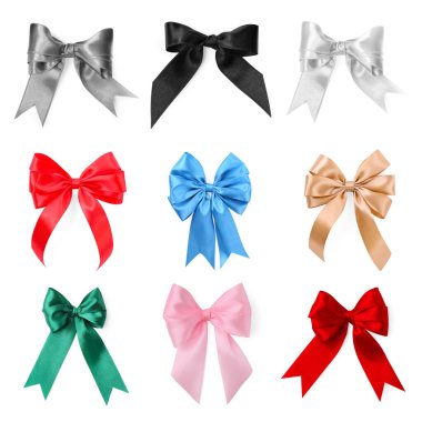 Beyaz üzerine izole edilmiş farklı renklerde güzel yaylar.