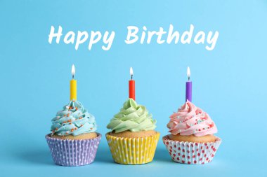 Doğum günün kutlu olsun. Açık mavi arka planda mumları olan kekler