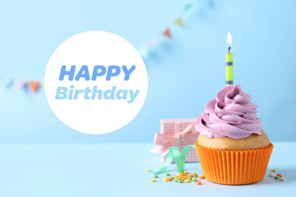 Tarjeta Cumpleaños Con Cupcake Caja Regalo Sobre Fondo Azul Claro — Foto de Stock