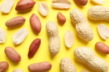 Sarı arka planda taze fıstık, düz uzanmış.