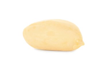 Taze soyulmuş bir fıstık beyaza izole edilmiş.