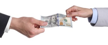 Para değişimi. Beyaz arka planda kadına dolar banknotu veren adam, yakın plan.