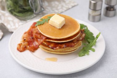 Pastırmalı, tereyağlı ve roka kaplı leziz gözlemeler.