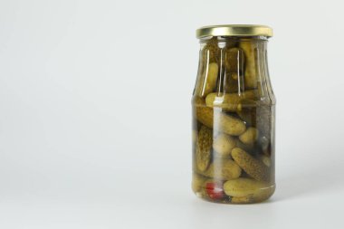 Hafif arka planda kavanozda salatalık turşusu. Metin için boşluk