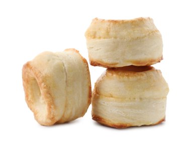 Beyaza izole edilmiş enfes taze poğaça.