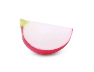 Beyaz üzerine izole edilmiş taze olgun turp dilimi.