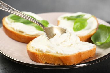 Krem peynir ve fesleğen yapraklı lezzetli sandviçler, yakın plan.