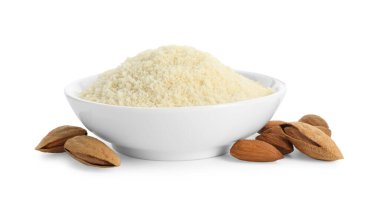 Taze badem unu kasede ve fındıklar beyaza izole edilmiş.