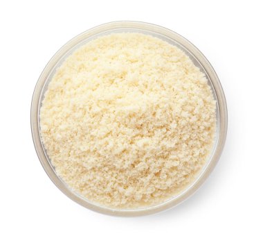 Tabaktaki taze badem unu beyaza izole edilmiş, üst manzara.