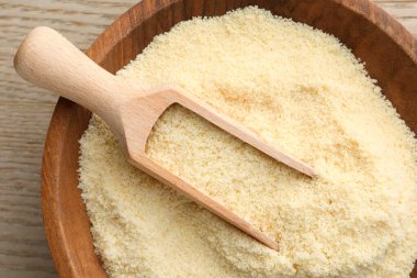 Taze badem unu ve bir kase dolusu tahta masa, üst manzara.