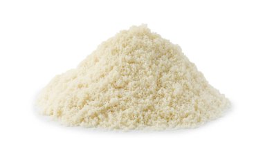 Beyaz üzerine izole edilmiş taze badem unu yığını.