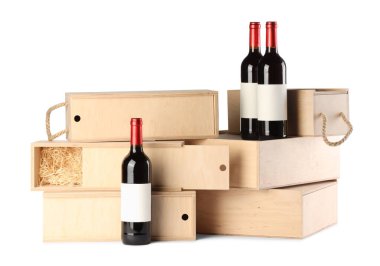 Beyaz şarap dolu ahşap hediye kutuları.