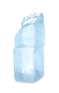 Beyaz üzerine izole edilmiş iki blok temiz buz.