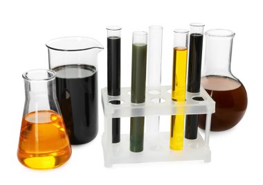 Beher, deney tüpleri ve şişeler beyaz üzerine izole edilmiş farklı türde yağlar.