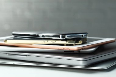 Beyaz masadaki elektronik aygıt yığını, yakın plan