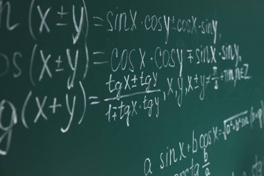Tahtaya birçok farklı matematik formülü yazılmış.