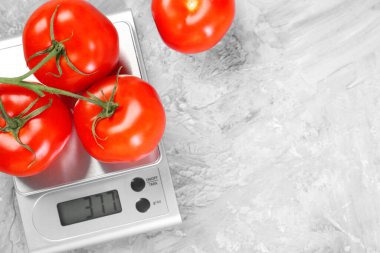 Mutfak terazisi, gri domatesli masa, üst manzara. Metin için boşluk