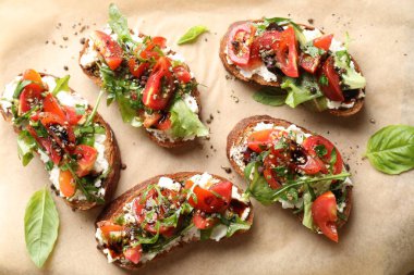 Lezzetli ricotta bruschetta domatesli, roka ve fesleğenli parşömen, düz yatıyordu.