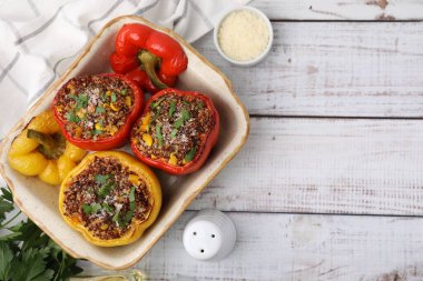 Lezzetli kinoa dolma dolma dolma dolma dolma biber, mısır kabında beyaz ahşap masa, düz yatak. Metin için boşluk