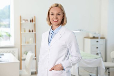 Modern klinikteki mutlu dermatolog portresi.