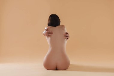 Bej arka planda çıplak kadın, arka plan