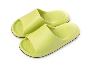 Beyaza izole edilmiş bir çift yeşil lastik terlik.